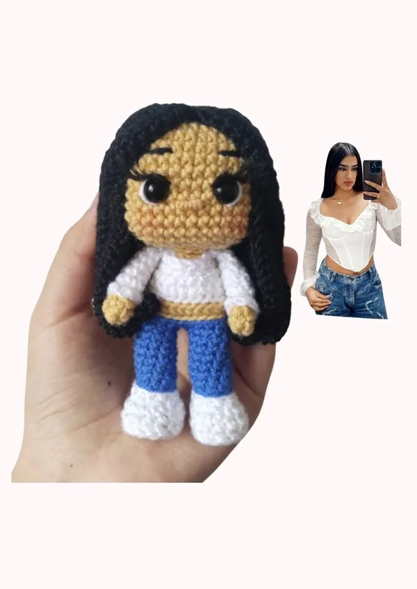 Amigurumi con blusa blanca y jean junto a la foto de la mujer que lo inspiró