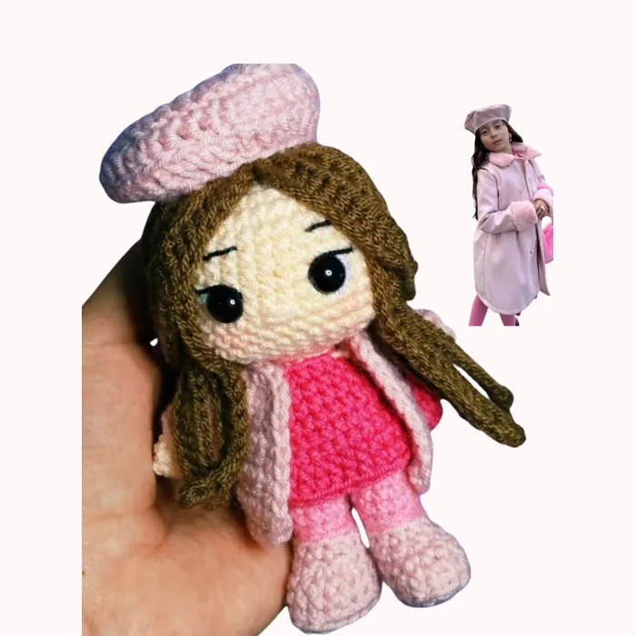 Amigurumi con boina y abrigo rosado junto a la foto de la niña que lo inspiró