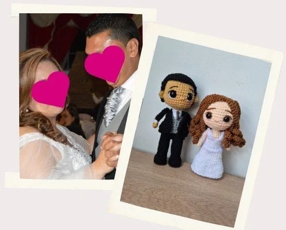 Amigurumis de una pareja de novios junto a la foto de su boda