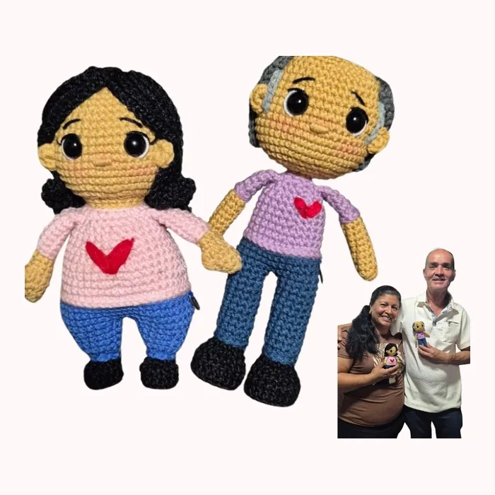 Dos amigurumis personalizados de una pareja junto a su foto de referencia