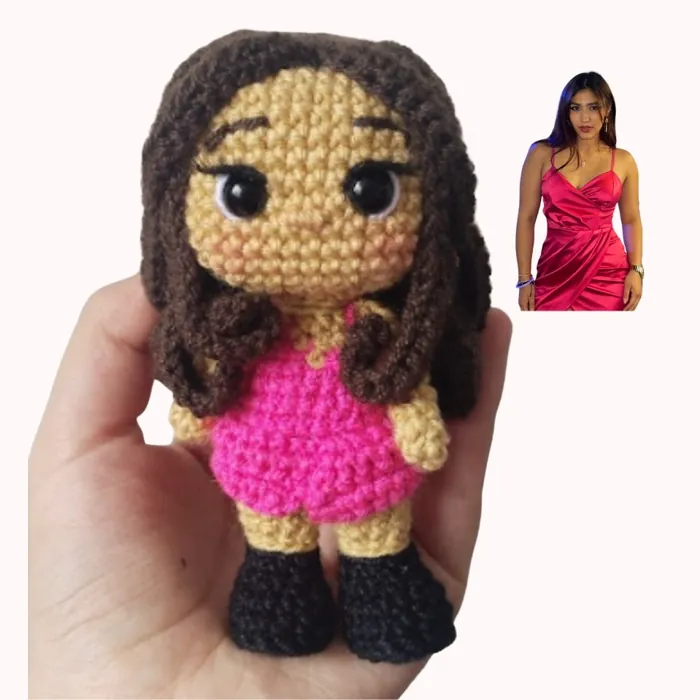 Amigurumi con vestido fucsia junto a la foto de la mujer que lo inspiró