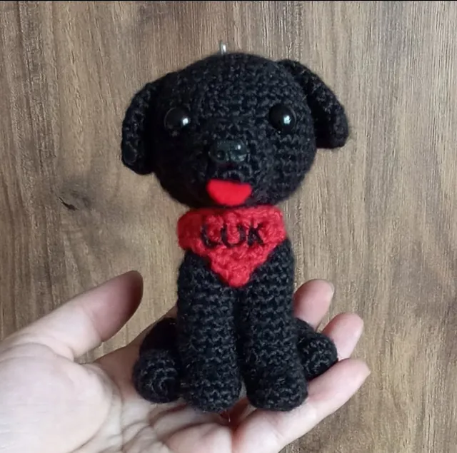 Llavero personalizado de un perro negro con pañoleta roja que dice LUK