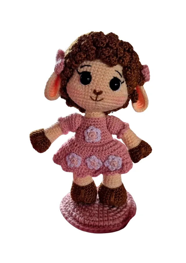 Rosina tejida a mano en crochet, con su vestido rosado de flores