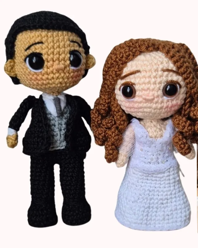 Amigurumis personalizados de una pareja de novios junto a su foto de referencia
