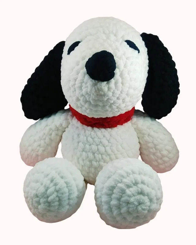 Peluche de perrito blanco con orejas negras y collar rojo, tejido a mano