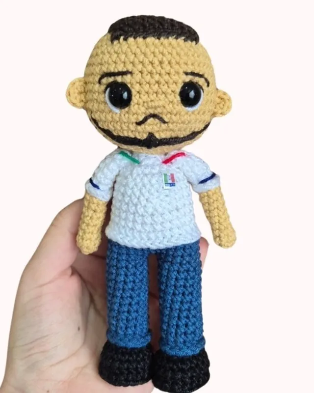 Amigurumi personalizado de un hombre con barba, camiseta polo blanca y jean, tejido a mano
