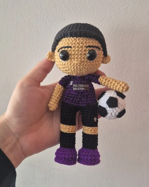Ejemplo de amigurumi personalizado de 15 cm