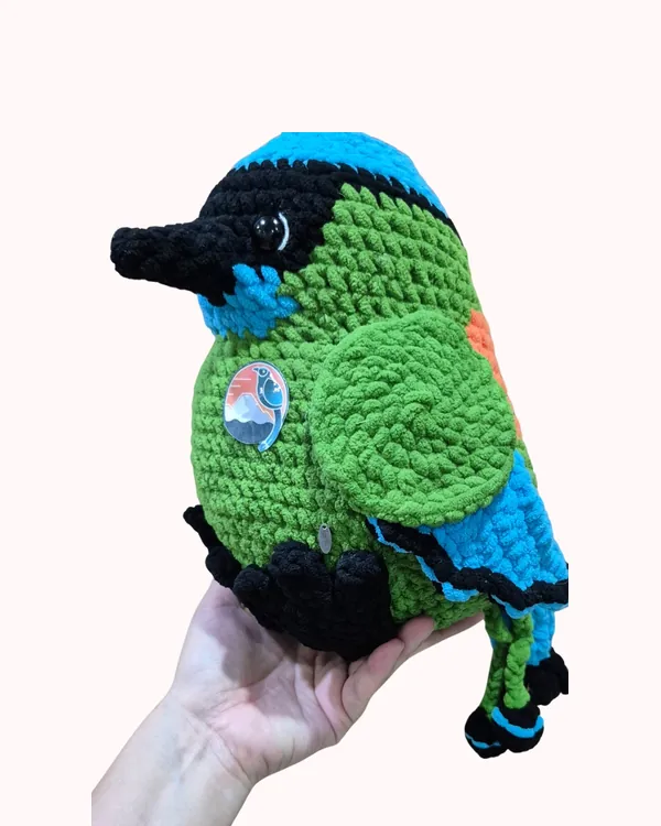 Barranquero tejido en crochet con plumas verdes, azules y negras