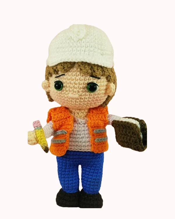Amigurumi personalizado de un ingeniero civil con casco blanco y chaleco naranja