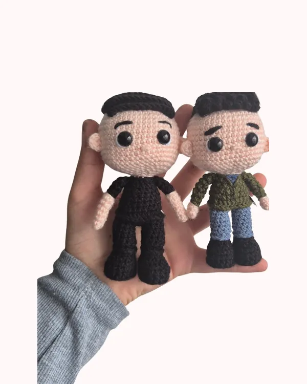 Dos amigurumis personalizados de hombres, cada uno con su ropa