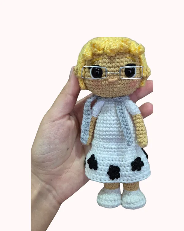 Amigurumi personalizado de una mujer rubia con gafas y vestido blanco
