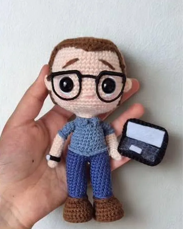 Amigurumi personalizado de un ingeniero de sistemas con gafas y su portátil