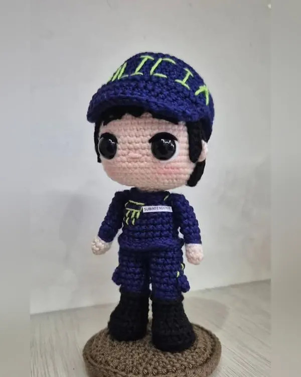 Amigurumi personalizado de un policía con uniforme y gorra