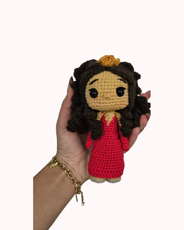 Amigurumi personalizado de una mujer con corona y vestido rojo