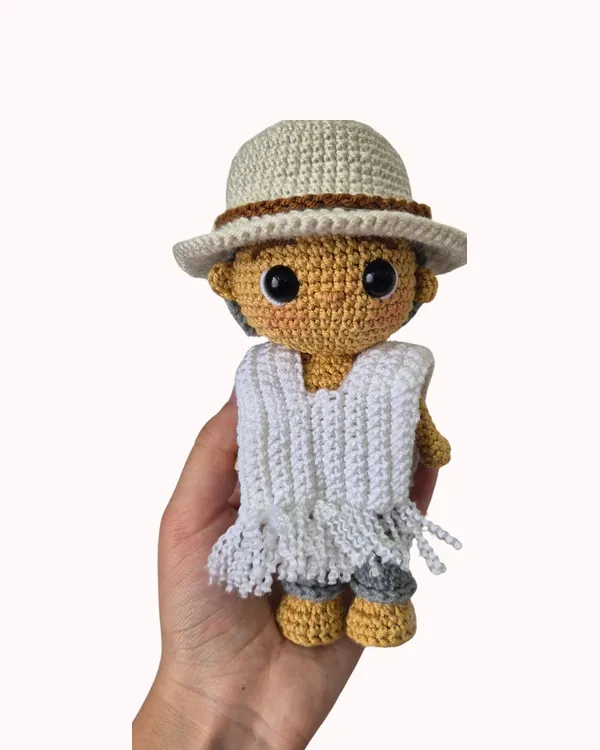 Amigurumi personalizado con sombrero y poncho blanco