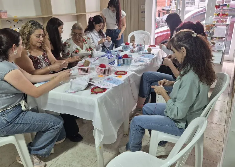 Participantes tejiendo durante el taller Desconecta para Conectar de Lana Rosa Academy