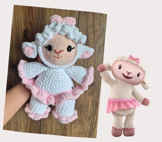 Ovejita de referencia con tutú rosado, junto al peluche tejido a partir de ella