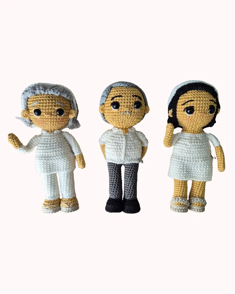Tres amigurumis personalizados de una familia, todos vestidos de blanco
