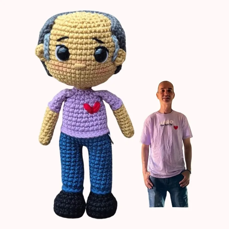 Amigurumi de un señor con camiseta morada y corazón junto a su foto de referencia