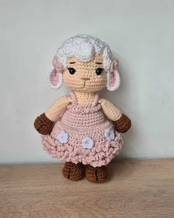 Amigurumi de ovejita con vestido rosado