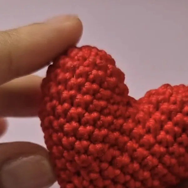 Mini corazón rojo tejido a crochet