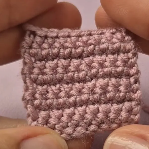 Muestra tejida en punto bajo, la primera clase de crochet