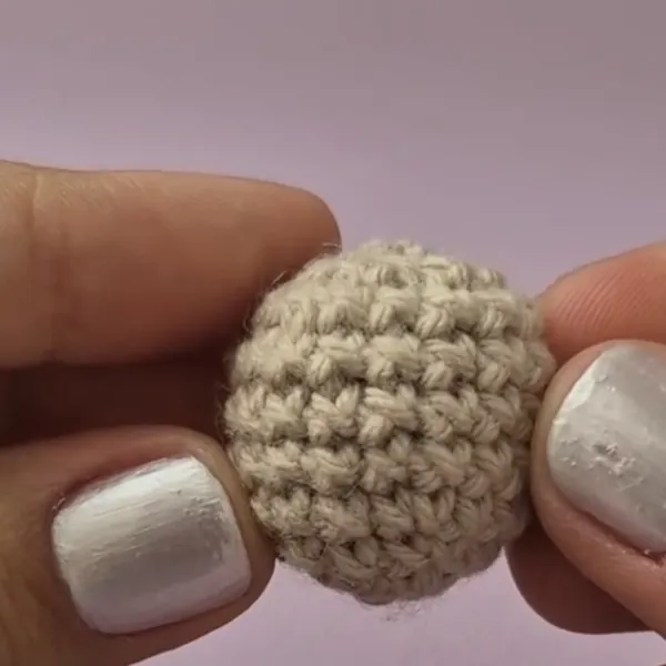 Esfera tejida en espiral con aumentos y disminuciones