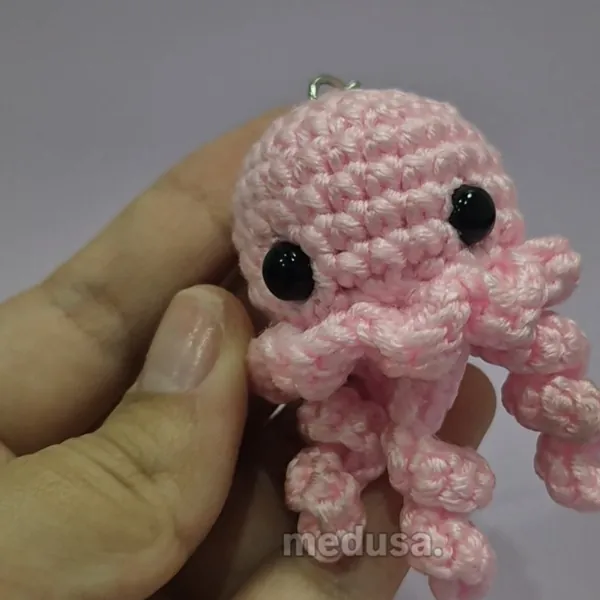 Llaveros de medusa y pulpo tejidos a crochet